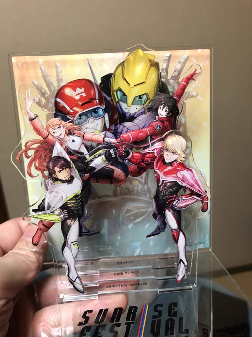 今週から始まったサンライズフェスティバルポスター描かせていただきましたが、そこで販売されているグッズのサンプル頂いきました!特にアクスタがとても良い!ちゃんとキャラが重なって見えなくなる所もちゃんと描いといて良かった。 