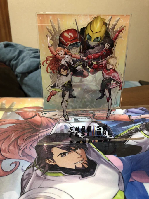 今週から始まったサンライズフェスティバルポスター描かせていただきましたが、そこで販売されているグッズのサンプル頂いきました!特にアクスタがとても良い!ちゃんとキャラが重なって見えなくなる所もちゃんと描いといて良かった。 