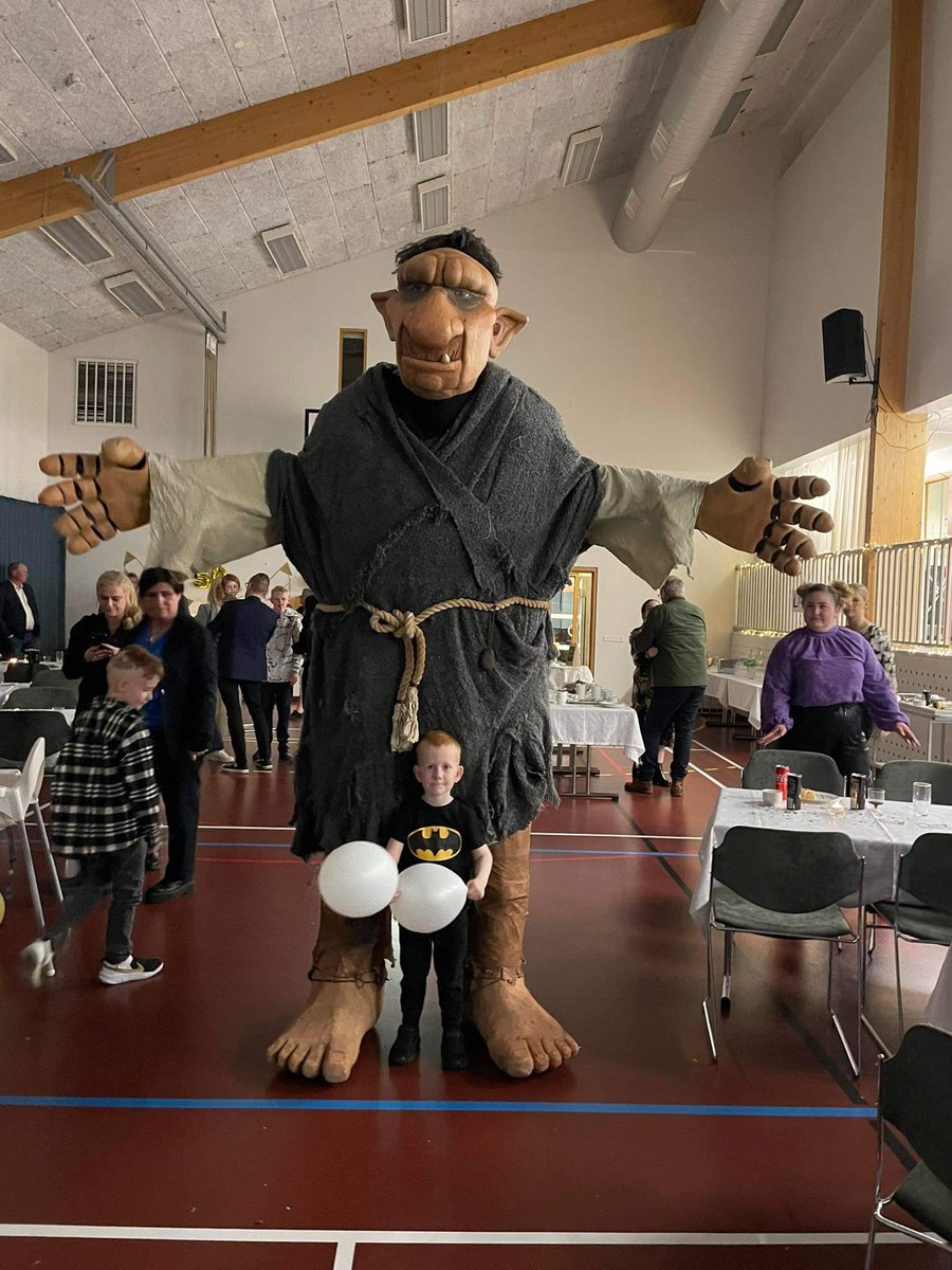 Þetta tröll er ekki úr eyjum en það kom í afmælið mitt. Nei ekki í 5 ára afmælið mitt, heldur 50 ára veisluna. Mátti til með að sýna ykkur flottasta tröll sem ég hef séð. Og er ég nú búin að hitta þau mörg.