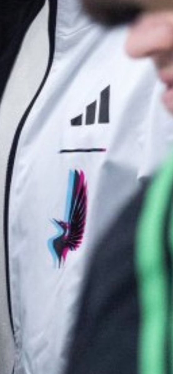 ACDesign_pod's tweet image. 3D/glitch effect? Blue and pink(?) northern lights design? Something to keep an eye on for the new @MNUFC away kit.
