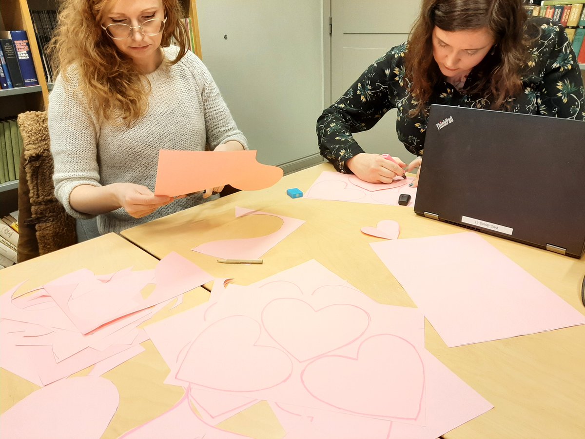 Valmistaudumme illan Twitter-performanssiin ❤ #tieteidenyö #affektikahvila #tieteidentalo