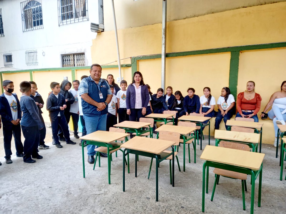 EfranOrdez1's tweet photo. Continuamos con la entrega de pupitres para nuestros estudiantes y esta vez, los beneficiarios son niñas y niños del Sexto Grado paralelo"B" de la Unidad Educativa "13 de Mayo", donde además, estaremos entregando más mobiliario para los niveles de Educación Básica y Bachillerato. https://t.co/5wxSBCIXDH