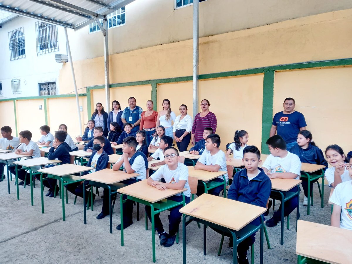 EfranOrdez1's tweet photo. Continuamos con la entrega de pupitres para nuestros estudiantes y esta vez, los beneficiarios son niñas y niños del Sexto Grado paralelo"B" de la Unidad Educativa "13 de Mayo", donde además, estaremos entregando más mobiliario para los niveles de Educación Básica y Bachillerato. https://t.co/5wxSBCIXDH
