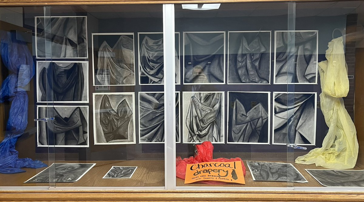 What a beautiful display case from our student artists at the secondary school. Such skilled artists! #GoEagles <a href="/ToddJClausen/">uǝsnɐןɔɾppoʇ</a>