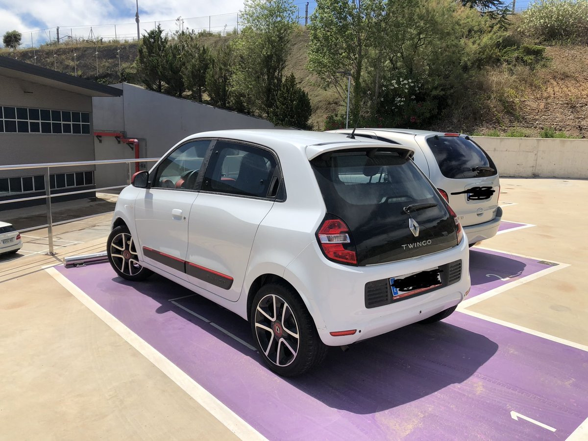 Enricber's tweet photo. ⁦@3gerardpique⁩ si necesitas el twingo para el domingo te lo dejo, el Casio ya lo pones tú. https://t.co/dLQzYYc8Ct