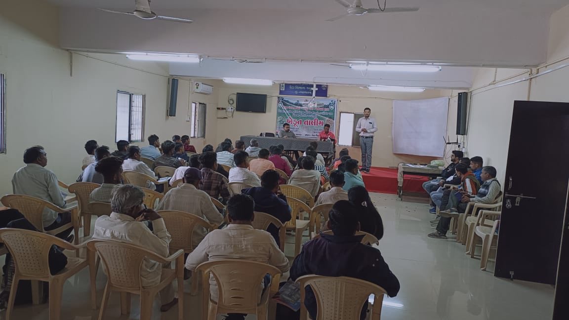 GS_Mandal_CU's tweet photo. Farmer training jetpur pavi ⁦@Guj_Gramsevak⁩ ⁦@CMOGuj⁩ ⁦@RaghavjiPatel⁩ ⁦@collectorcu⁩ ⁦@GujAgriDept⁩ https://t.co/pycghADP0O