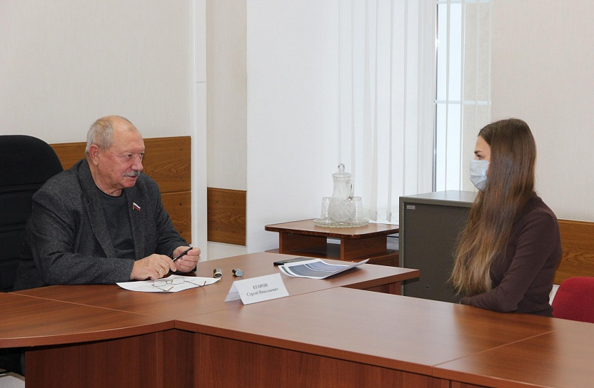 Сергей Егоров рассмотрел обращения пензенцев в ходе личного приема.

Первый заместитель председателя Законодательного Собрания Пензенской области Сергей Егоров провел прием граждан. 

zspo.ru/pressroom/news…