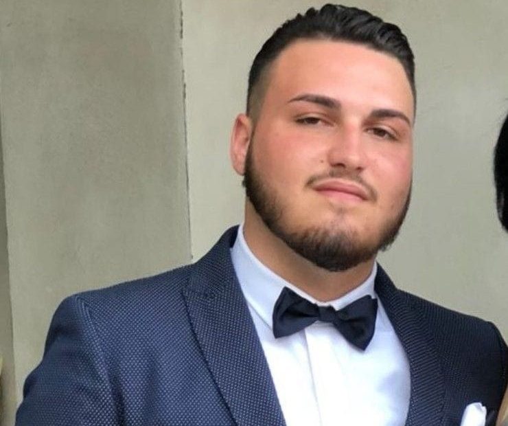 Caivano Napoli
Si chiamava Antonio aveva 22 anni e faceva l'operaio.
Questa mattina è morto schiacciato da un bancale di merce in movimento.

#MorireDiLavoro una guerra che non frega un cazzo a nessuno.