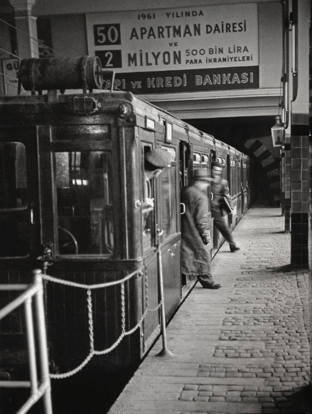 1961 - Tünel'in İstiklal Caddesi çıkışı.
📸: Ara Güler