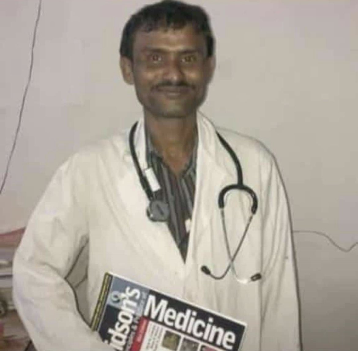 drsfaizanahmad's tweet photo. RIP Soma Da 💐 
He is the laundryman of my medical college . Very cooperative , honest and a man with beautiful heart ♥️ . https://t.co/KcroYP6d7d