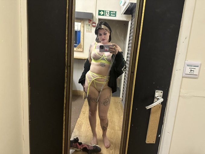 Only the suspender belt lasted 💕 https://t.co/DKLwSj7NZi