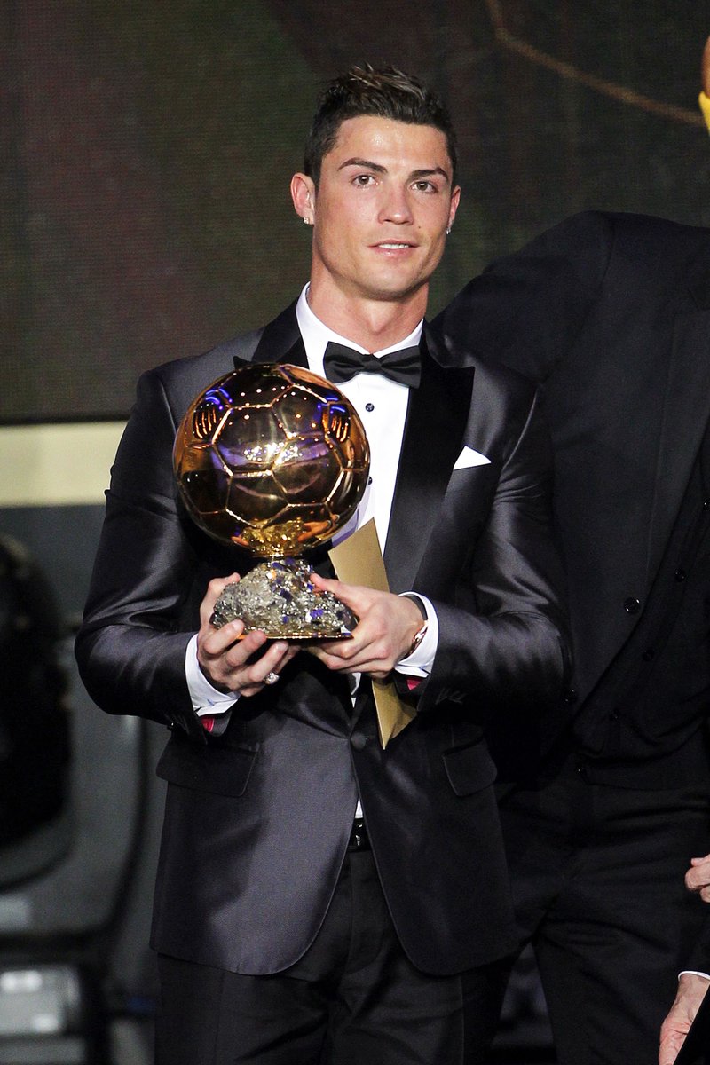 ActuFoot_'s tweet image. Cristiano Ronaldo a vendu la réplique de son Ballon d'Or 2013 lors d'une vente aux enchères en 2017. 🌕

Les 600.000€ récoltés ont entièrement été reversés à la fondation Make-A-Wish destinée à réaliser le vœu d'enfants gravement malades.

(@MirrorSport)