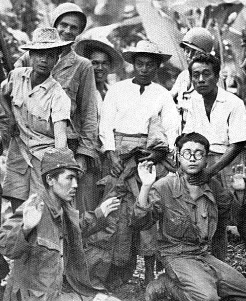 比島決戦時の日本兵の服装て
どっちなのか
防暑衣?か防暑略衣

2枚目は1月中だけど防暑略衣を着てる 