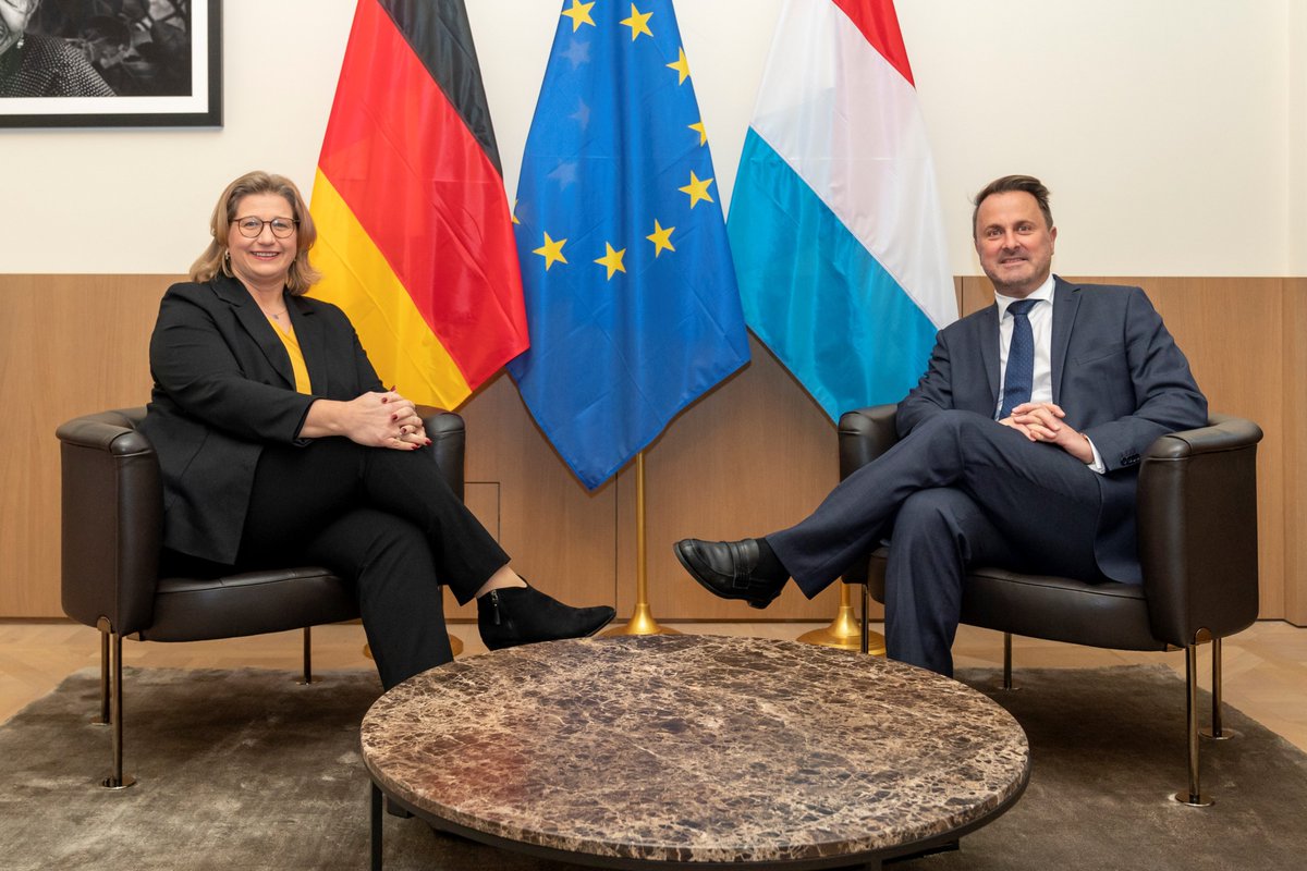 🇱🇺 🇩🇪  Ministerpräsidentin <a href="/AnkeRehlinger/">Anke Rehlinger</a> reiste heute gemeinsam mit dem Chef der Staatskanzlei, <a href="/dlindemann/">David Lindemann</a>, zu einem ersten offiziellen Besuch nach Luxemburg. Dort trafen sie sich mit Premierminister Xavier Bettel fcld.ly/antrittsbesuch…
#saarland #luxemburg #antrittsbesuch