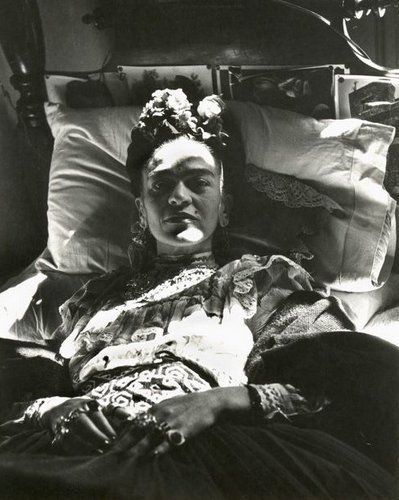 womensart1's tweet photo. Frida Kahlo, 1950 by Polish born photographer Bernice Kolko #WomensArt https://t.co/ldIshJAISb