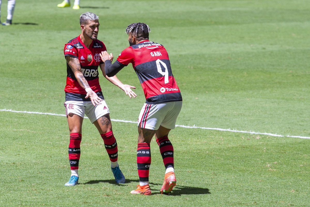 Flamengo's tweet photo. Quatro anos de PURA MAGIA!

Em um 12 de janeiro, lá em 2019, contratamos um uruguaio tímido. Desde então, se expressou com a bola no pé e construiu uma história linda, que nos emocionou e segue emocionando. Um meia à altura da palavra CRAQUE! Nosso ARRAXXXXCA!

🇺🇾👏4️⃣❤️🖤

#CRF https://t.co/ErL6C9fx7e