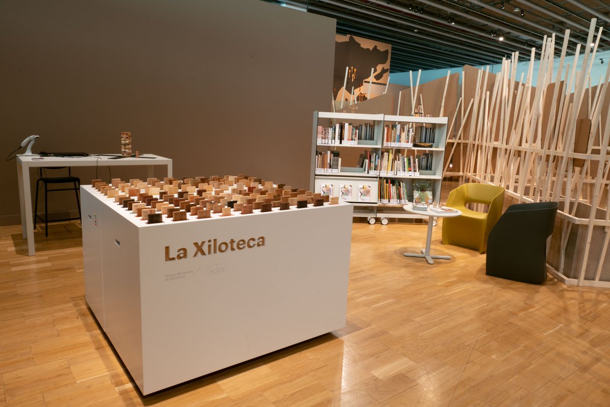 dissenydoc's tweet photo. A l'#EspaideConeixement de #ToquemFusta! hi trobareu... 

➡️ #llibresdedisseny 📚, en col·laboració amb la @bibelclot
➡️La #Xiloteca, un mostrari de fustes d'arreu, en col·laboració amb @EstudidelMoble 
➡️Jocs fets de fusta (per a que hi jugueu!☺️)

ℹ️
https://t.co/6PcNoeOz7B https://t.co/dN7atF1E9d