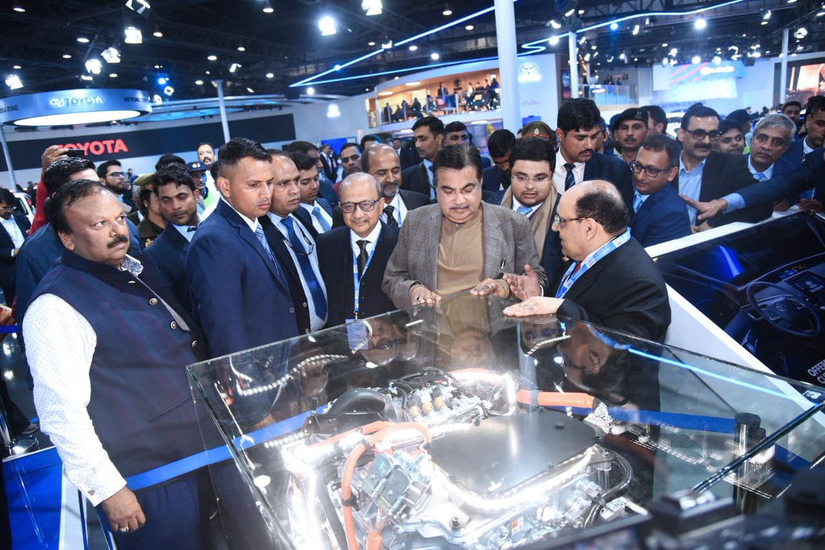 nitin_gadkari's tweet photo. Visited Auto Expo 2023 going in Greater Noida Today.  Convergence of world-class technologies and engineering brilliance, the expo ensures a world where the roads are safer, the environment is greener, and technology is an enabler.
#AutoExpo2023 https://t.co/hmLEe4zVsS