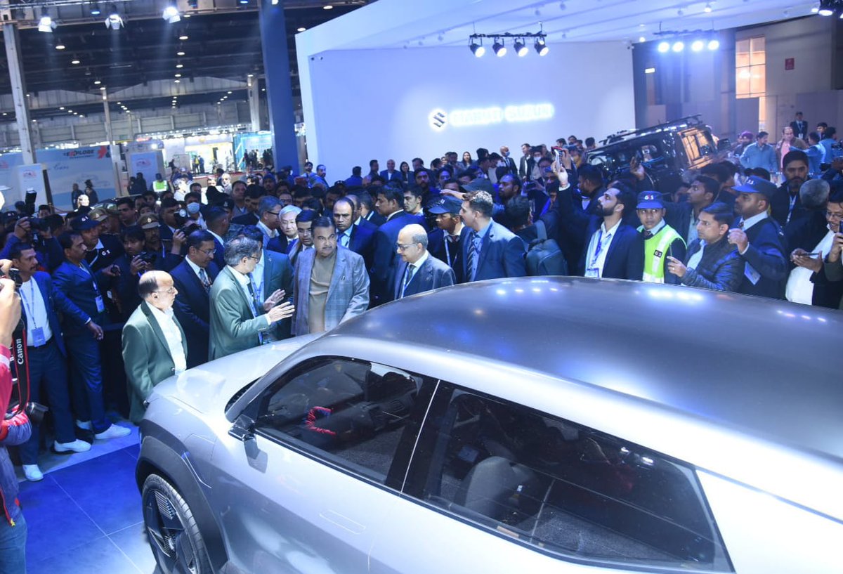 nitin_gadkari's tweet photo. Visited Auto Expo 2023 going in Greater Noida Today.  Convergence of world-class technologies and engineering brilliance, the expo ensures a world where the roads are safer, the environment is greener, and technology is an enabler.
#AutoExpo2023 https://t.co/hmLEe4zVsS