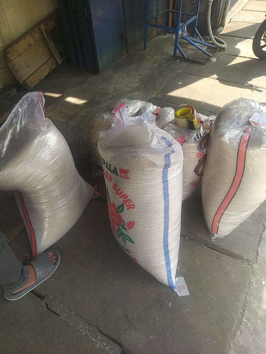 onlyfoods_id's tweet image. argo 12.000 jarak pengiriman 5km. berat barang yang tertera cuma 10gram. kenyataan berat kiriman (beras 1karung) 10kg lebih. dengan alasan itungan berat di shopee emang beda. dikira driver ojol pade gak sekolah kali. bgst #shopeeexpress #Shopee