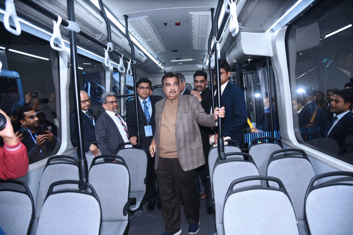 nitin_gadkari's tweet photo. Visited Auto Expo 2023 going in Greater Noida Today.  Convergence of world-class technologies and engineering brilliance, the expo ensures a world where the roads are safer, the environment is greener, and technology is an enabler.
#AutoExpo2023 https://t.co/hmLEe4zVsS