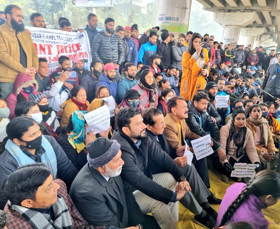 SalmanNizami_'s tweet photo. We stand with our teachers. DAP delegation today joined the protesting Rehbar-e-Khel teachers at Jammu. We strongly call upon the govt for the regularisation of their services! https://t.co/hIzvgHZvIn
