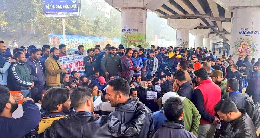 SalmanNizami_'s tweet photo. We stand with our teachers. DAP delegation today joined the protesting Rehbar-e-Khel teachers at Jammu. We strongly call upon the govt for the regularisation of their services! https://t.co/hIzvgHZvIn