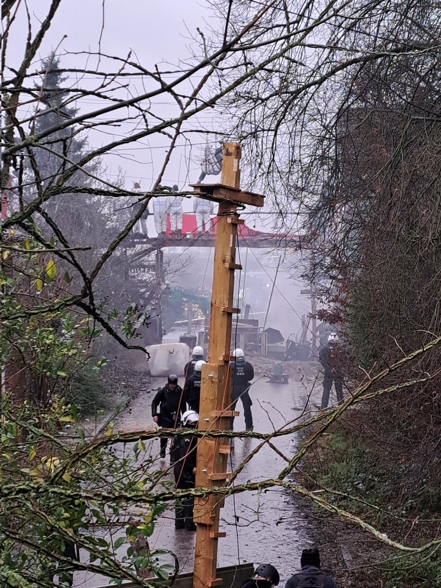 Milenskaya's tweet image. Es wird nur noch Presse nach #Lützerath gelassen, die von der RWE freigegeben ist inkl Bändchen und Ausweis. Wer regiert hier nochmal? Das Land NRW oder RWE?