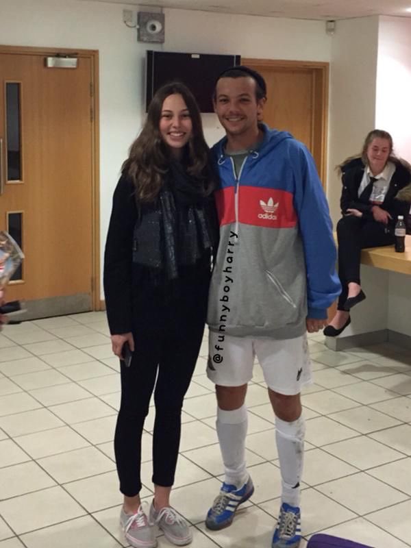 chararry's tweet photo. Him standing on his tiptoe😭 https://t.co/8sNOw2abov