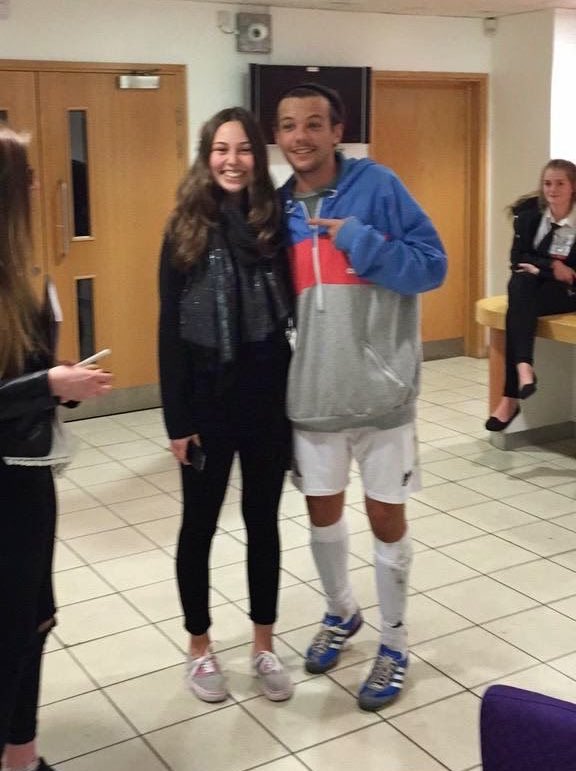 chararry's tweet photo. Him standing on his tiptoe😭 https://t.co/8sNOw2abov
