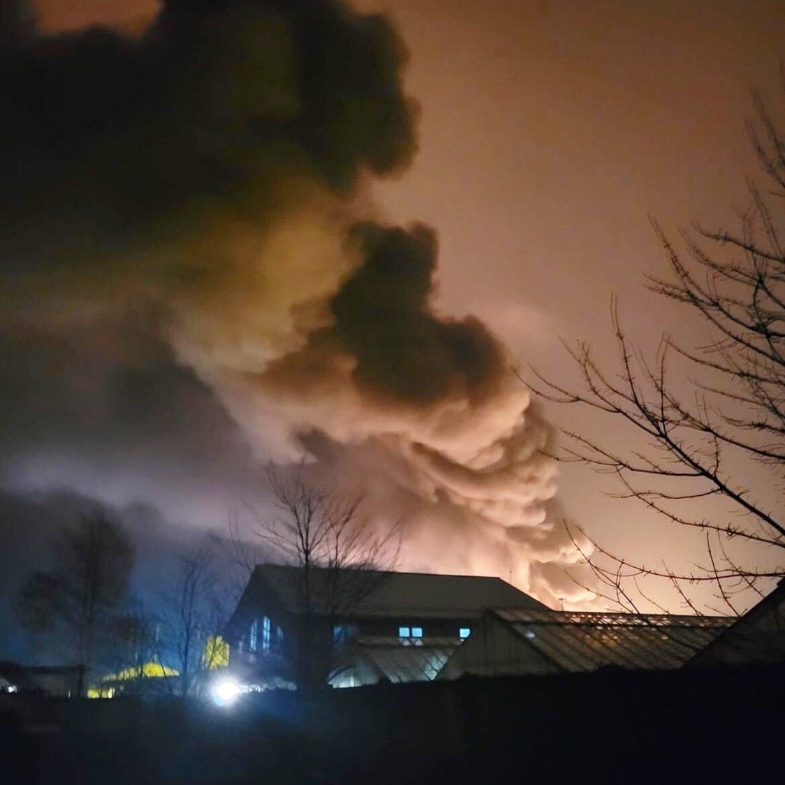 FirehouseTrain1's tweet photo. Breaking news.💥 Huge industrial Hazmat Fire in St. Catherine’s currently underway. Reports of mass evacuations and heavy explosions in nearby cities and towns. 
#breakingnews #stcatherines #hazmatfire #evacuations https://t.co/79BRZtkTMB