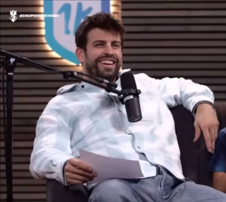 HoyEnDeportes4's tweet photo. 🎙️💥 PIQUÉ: "La nueva canción de Shakira se llama 'BZRP Music Sessions 53', porque 'Despechá' ya estaba cogido por Rosalía". https://t.co/5pLUGk9Lys