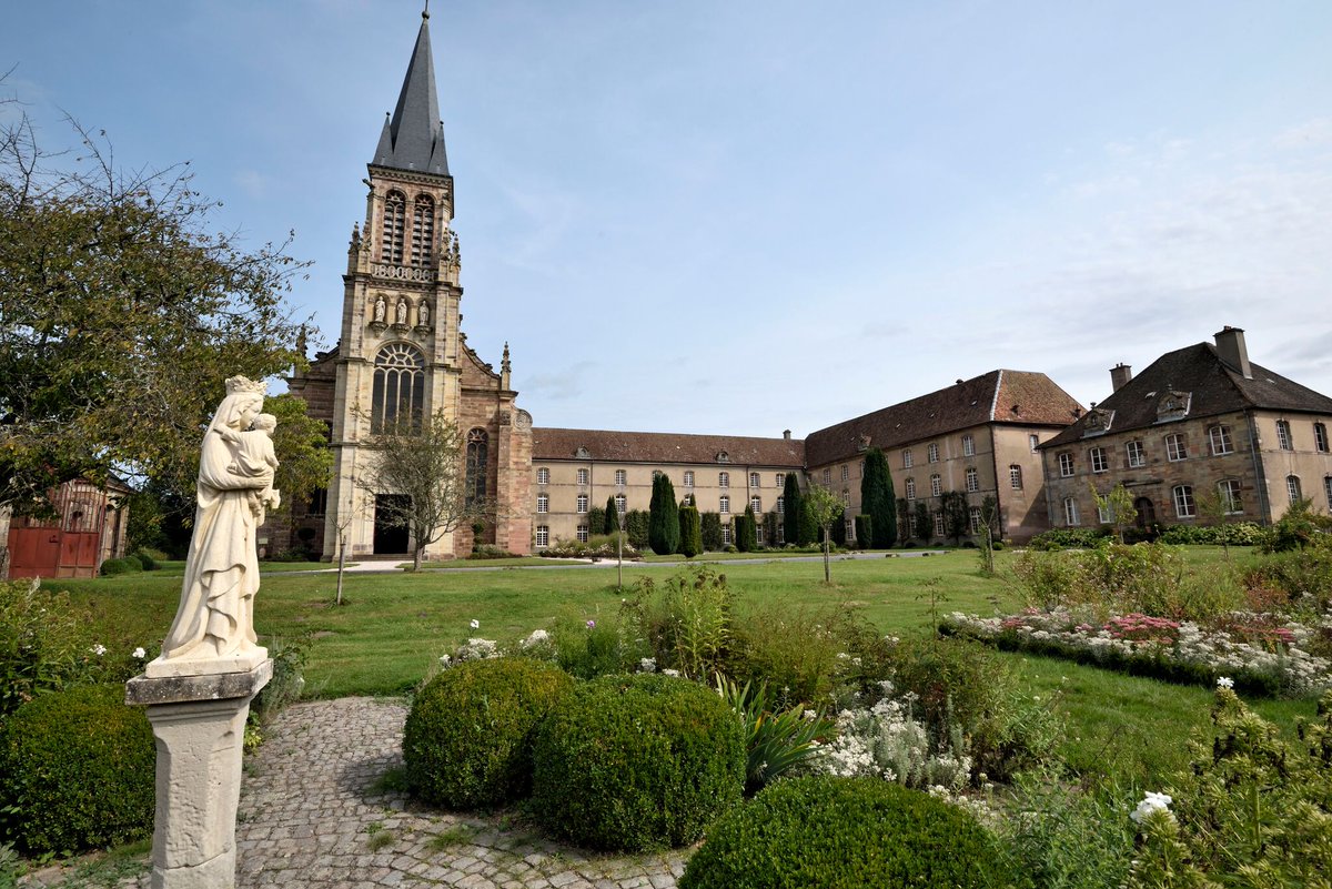 LaCroix's tweet photo. Les révélations de l’article que vous vous apprêtez à lire concernent la Communauté catholique des #Béatitudes, présente dans 27 pays. Elle était responsable, entre 1988 et 2007, d’un internat de garçons à #Autrey dans les #Vosges.
#Abus #Eglise
Lire : https://t.co/nh9NJ7BhFZ https://t.co/6zteaCCltn
