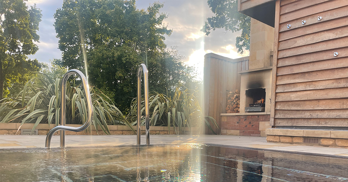 Our beautiful vitality pool and outdoor fire, perfect to melt away those January blues...✨

#spa #vitalitypool #spabreak