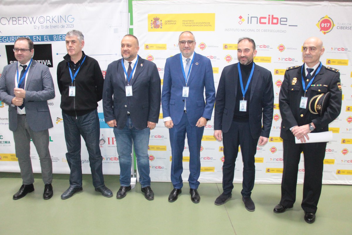 🧑🏻‍💻🔐CyberWorking convierte a Ponferrada en referente en materia de ciberseguridad.
 
🗣️El Alcalde,<a href="/OlegarioRamon/">Olegario Ramón Fernández</a>,inauguró hoy este taller práctico dirigido a estudiantes de informática,profesionales del sector,representantes de empresas y público interesado por la ciberseguridad.