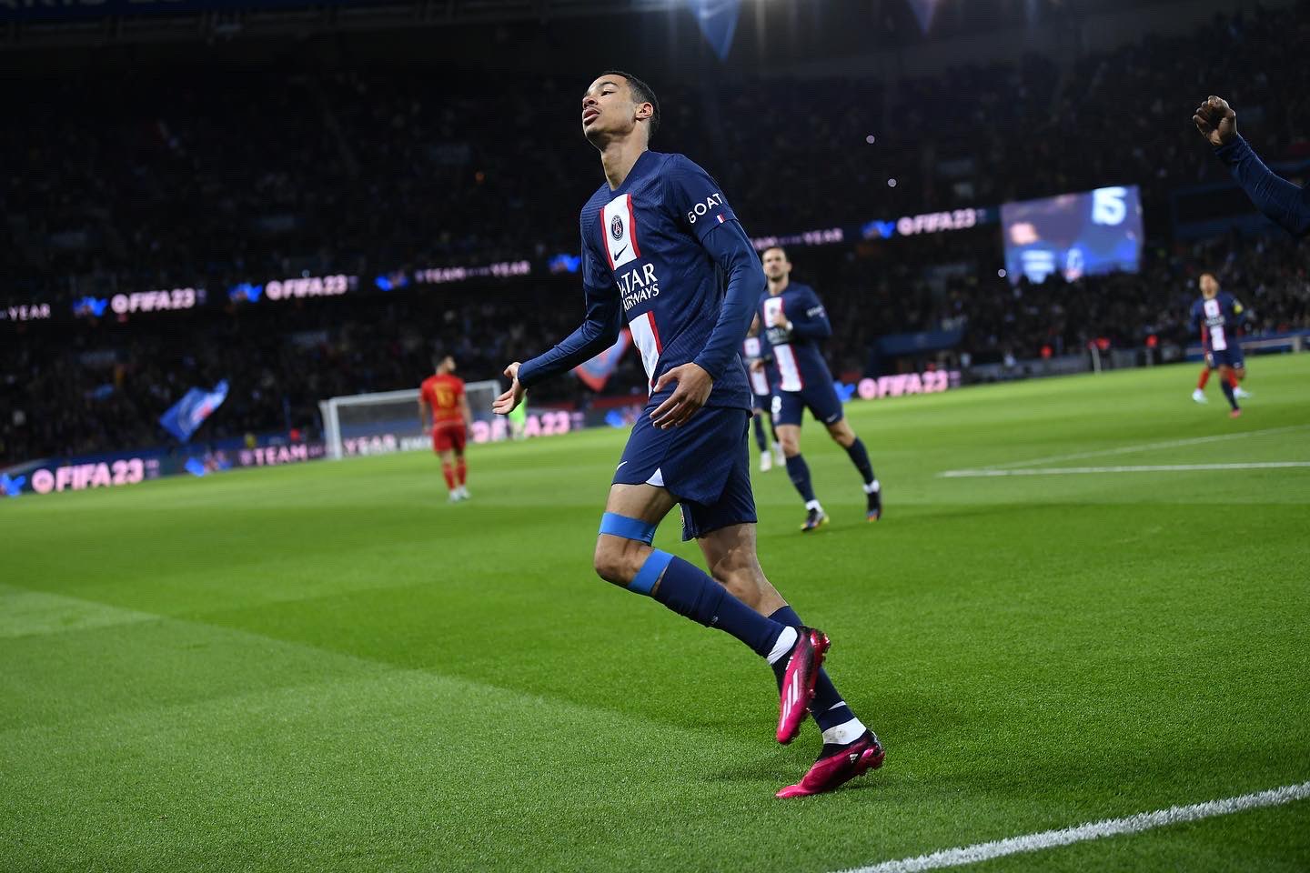 PSG : La tenue improbable d'Hugo Ekitike et Layvin Kurzawa à la Fashion  Week fait enrager X (ex Twitter)