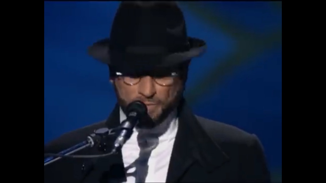 Besos al cielo en memoria a Mo Gibb 🌹❤️