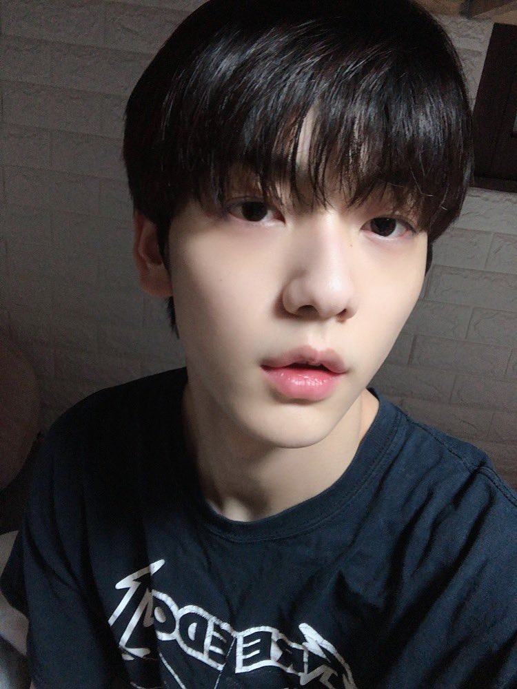 todaysoob's tweet photo. 200112🗓

수���입니다!
월요일이네요 ㅜㅜ 모아 여러분들 같이 일주일 힘차게 시작해 봅시다!
저는 먼저 자러 갈게요~

#SOOBIN #수빈 https://t.co/SS1MJGwj1e