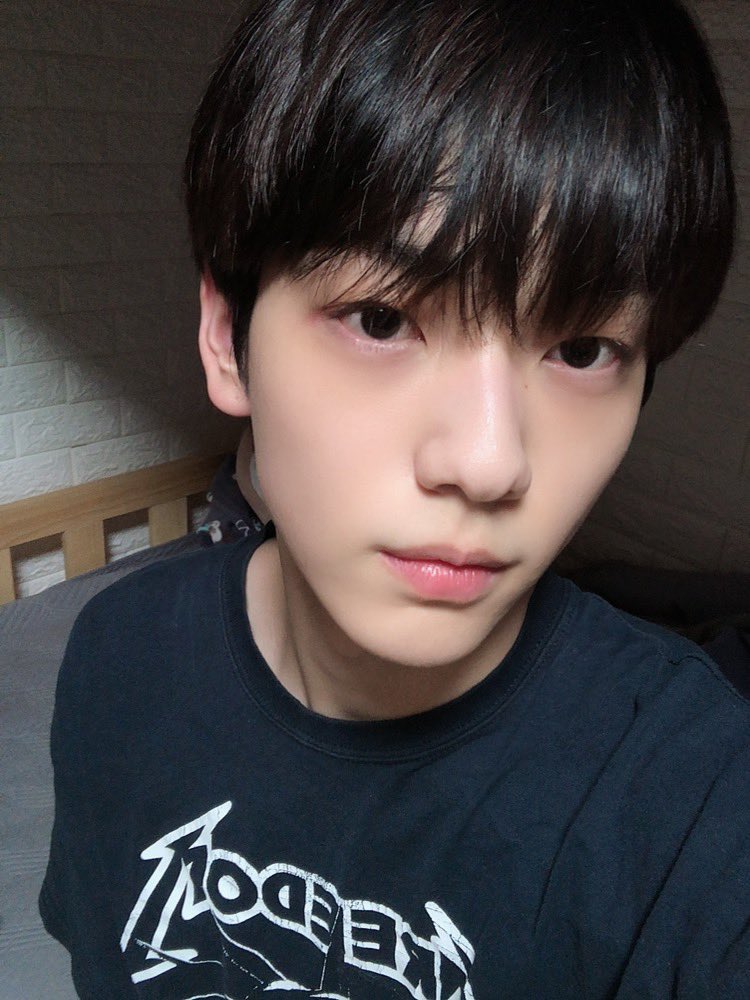 todaysoob's tweet photo. 200112🗓

수���입니다!
월요일이네요 ㅜㅜ 모아 여러분들 같이 일주일 힘차게 시작해 봅시다!
저는 먼저 자러 갈게요~

#SOOBIN #수빈 https://t.co/SS1MJGwj1e