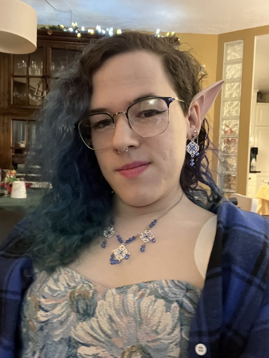 SychStar's tweet photo. @BellaRizinti ‘Morning! My name is Sybil (L, T and A) and I tend to post selfies now and again, leave semi-clever replies to things and retweet cute art, LGBTQ+ content and geek shite. 💫 Oh, and stream Pokémon Violet, with other games planned in the future! https://t.co/85k35FmEhI