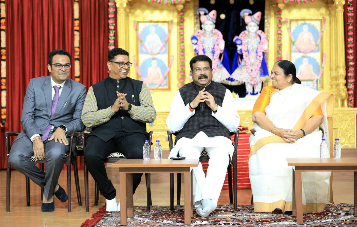 dpradhanbjp's tweet photo. From sports to skills to science, @BAPS Swaminarayan Vidyamandir is making concrete efforts to channelise the latent potential of each student. 

Impressed by the students curiosity about NEP 2020. Answered their queries on NEP and encouraged them to take pride in mother tongue. https://t.co/poSD8vlK5n