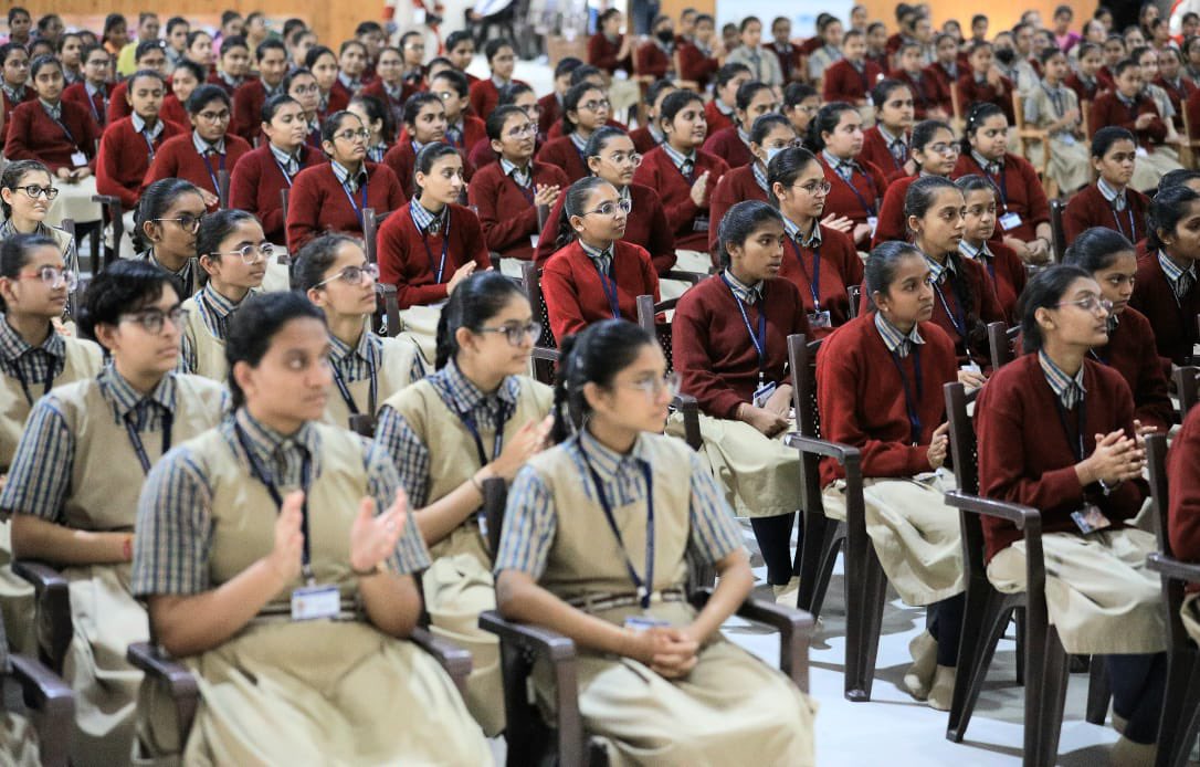 dpradhanbjp's tweet photo. From sports to skills to science, @BAPS Swaminarayan Vidyamandir is making concrete efforts to channelise the latent potential of each student. 

Impressed by the students curiosity about NEP 2020. Answered their queries on NEP and encouraged them to take pride in mother tongue. https://t.co/poSD8vlK5n