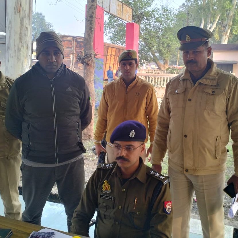 TusharSrilive's tweet photo. बुलंदशहर में फर्जी CRPF का फर्जी डिप्टी कमांडेंट पकड़ा गया https://t.co/yZi07Sjetj