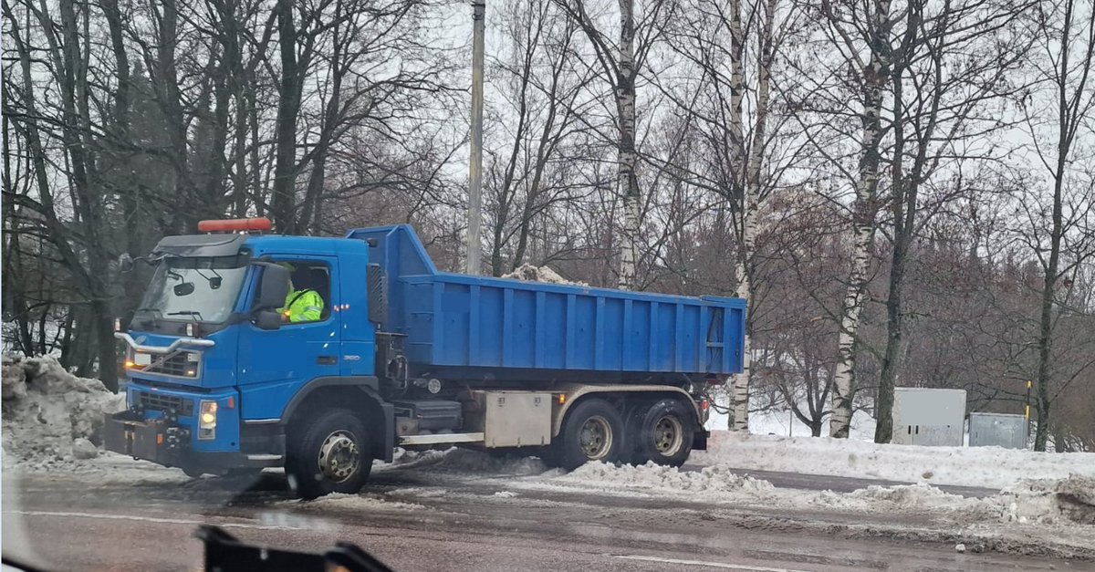 Virhepysäköinnistä voi seurata myös sakko, raportti kentältä: Lumenajossa pysäköi kuorma-auton poikittain pyörätielle/jalkakäytävälle. Jk/pp liikenne joutui kiertämään kuorma-auton vilkasliikenteisen ajoradan kautta.  Liikenneturvallisuuden vaarantaminen, 12 päiväsakkoa #koulutie