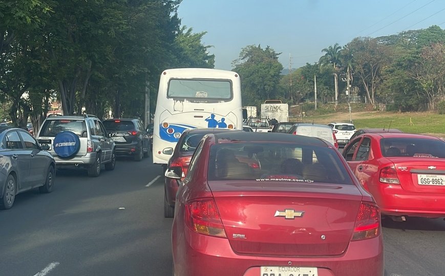 Urb_ViaLaCosta's tweet photo. Ya es insoportable, no se puede vivir asi todos los días @jRodriguezECU @alcaldiagye @cynthiaviteri entrar y salir, NO DA MÁS #Vialacosta #E40 el tráfico es tremendo, y así quieren construir el aeropuerto,  viviendas del municipio y mas urbanizaciones @AntiradarGYE @Expresoec https://t.co/2Gf40VSpFq
