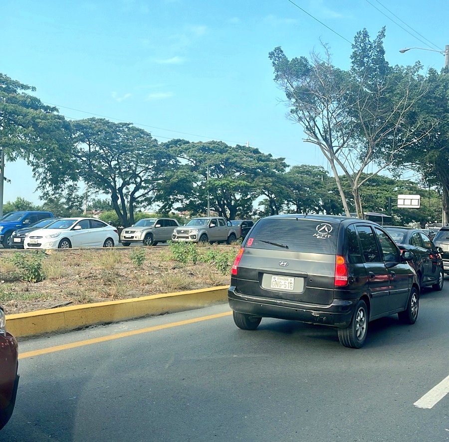 Ya es insoportable, no se puede vivir asi todos los días <a href="/jRodriguezECU/">Jorge Rodríguez C</a> <a href="/alcaldiagye/">Muy Ilustre Municipalidad de Guayaquil</a> <a href="/CynthiaViteri6/">Cynthia Viteri</a> entrar y salir, NO DA MÁS #Vialacosta #E40 el tráfico es tremendo, y así quieren construir el aeropuerto,  viviendas del municipio y mas urbanizaciones <a href="/AntiradarGYE/">AntiradarGYE</a> <a href="/Expresoec/">Diario Expreso</a>