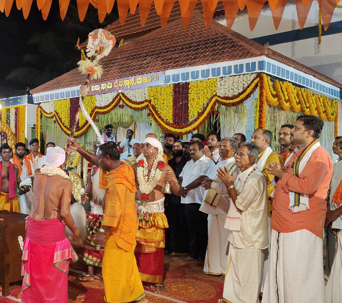 suchi3139's tweet photo. Majuru Babbuswami Daivastana Kaup 🙏🙏
#babbuswami #majuru #kaup #bandara #babbuswami_thannimaniga #kola #nema #suchithraanitte https://t.co/e0CiJWd9Y3