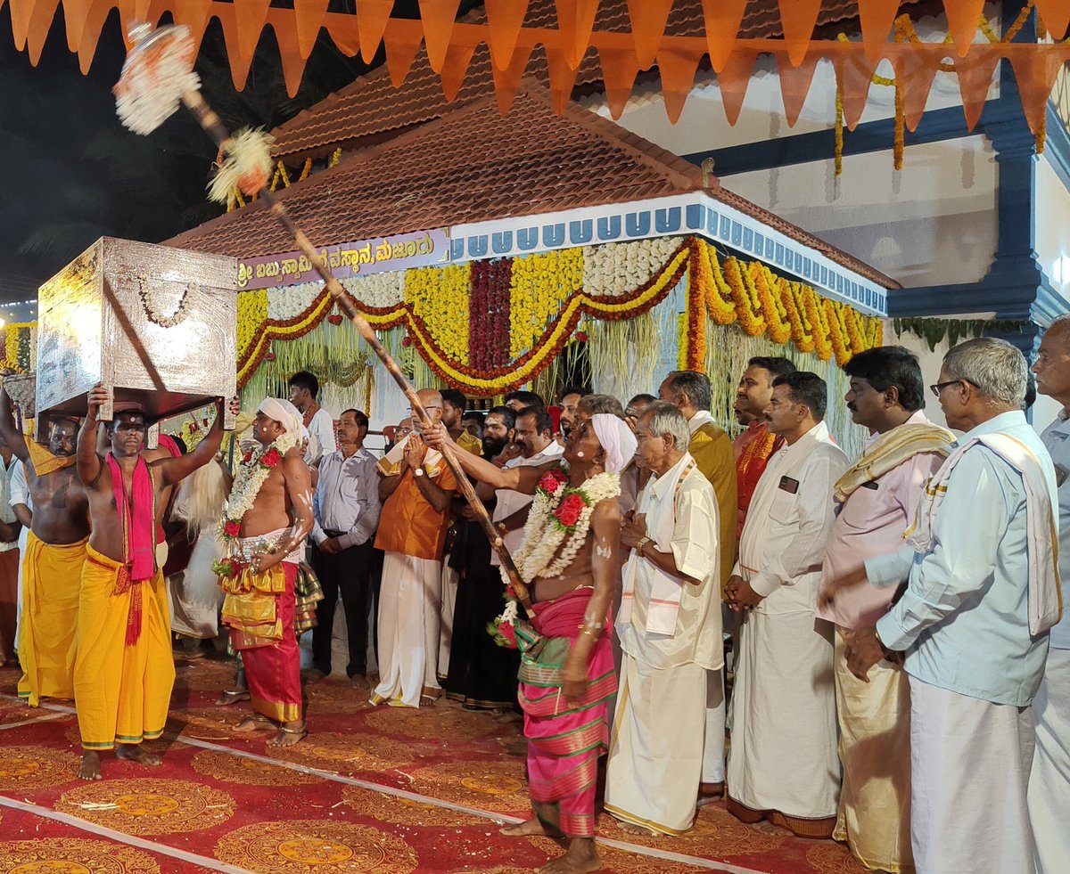 suchi3139's tweet photo. Majuru Babbuswami Daivastana Kaup 🙏🙏
#babbuswami #majuru #kaup #bandara #babbuswami_thannimaniga #kola #nema #suchithraanitte https://t.co/e0CiJWd9Y3