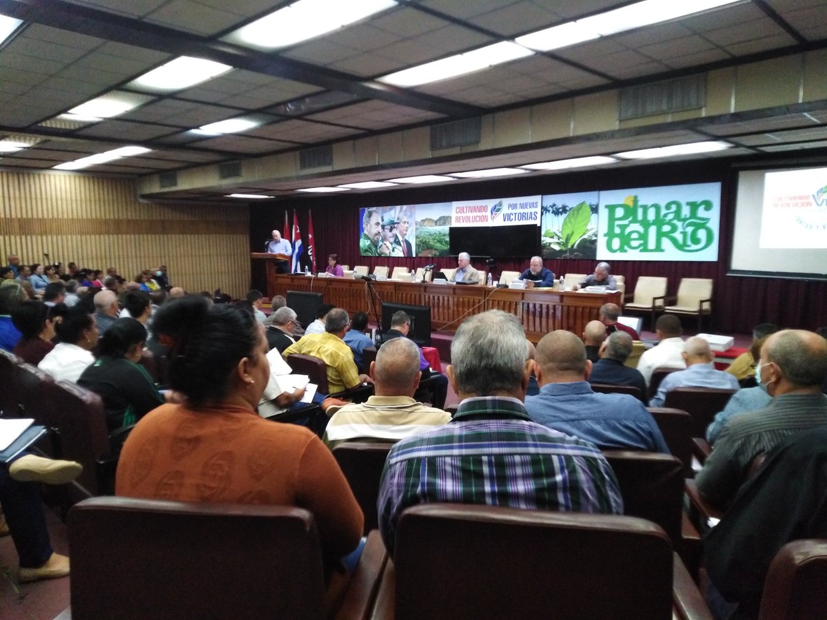 El Primer Secretario del CC PCC y Presidente de la República, <a href="/DiazCanelB/">Miguel Díaz-Canel Bermúdez</a> prosigue este jueves en #PinardelRío el intercambio que desde inicios de año sostiene con las máximas autoridades de las provincias cubanas. 
#JuntarYVencer 
<a href="/TelePinar/">TelePinar</a> <a href="/PresidenciaCuba/">Presidencia Cuba 🇨🇺</a>