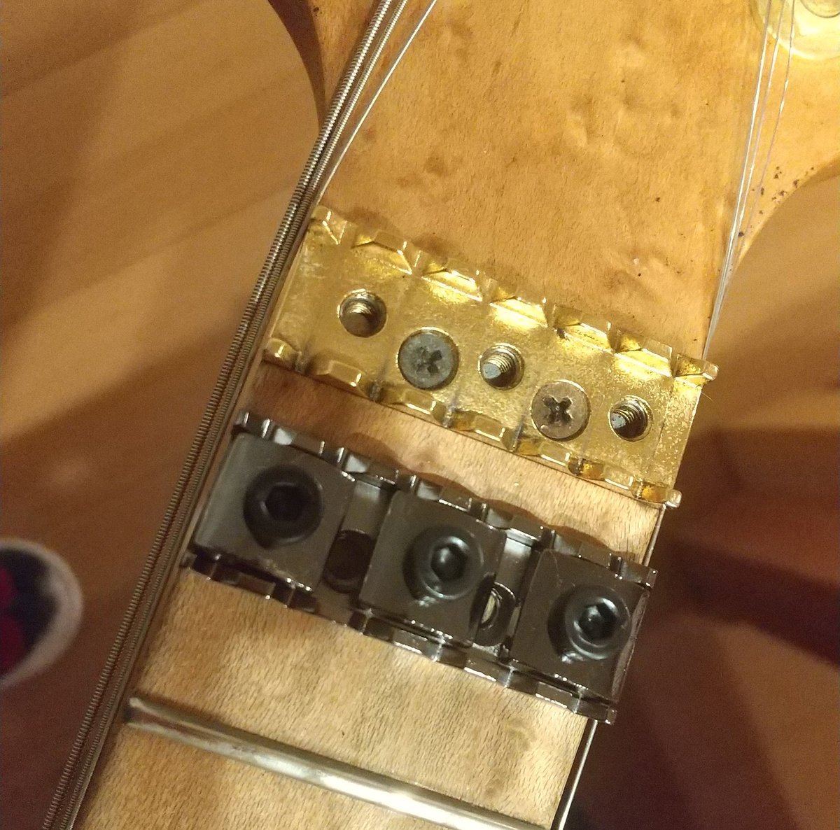 daijik's tweet photo. 結果、凄く良い、Gotohのロックナット。開放弦のビビりも完璧に無くなり、サスティンも良好。質感も申し分無い。#guitar  #floydrose #gotoh #lockingnut https://t.co/PgJQClfwxd